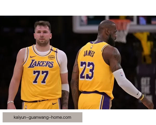 东契奇腿筋伤病原因揭秘湖人将帅回应詹姆斯强调健康至关重要