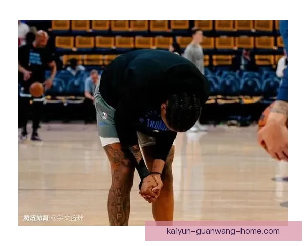 小卡手腕伤势加重仍坚守赛场 对猛龙比赛中受伤不得不硬撑